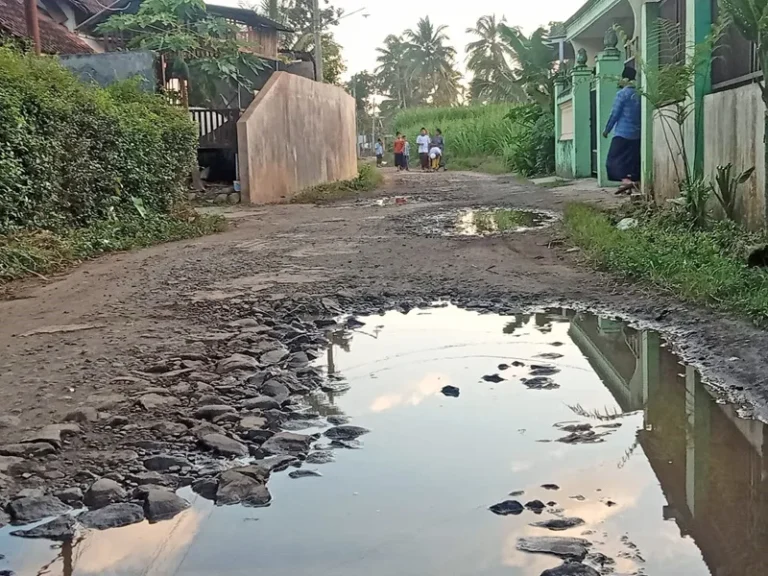 Viral! Penjual Bakso di Malang Rogoh Rp1,7 Miliar untuk Perbaiki Jalan Desa, Kisahnya Bikin Terharu