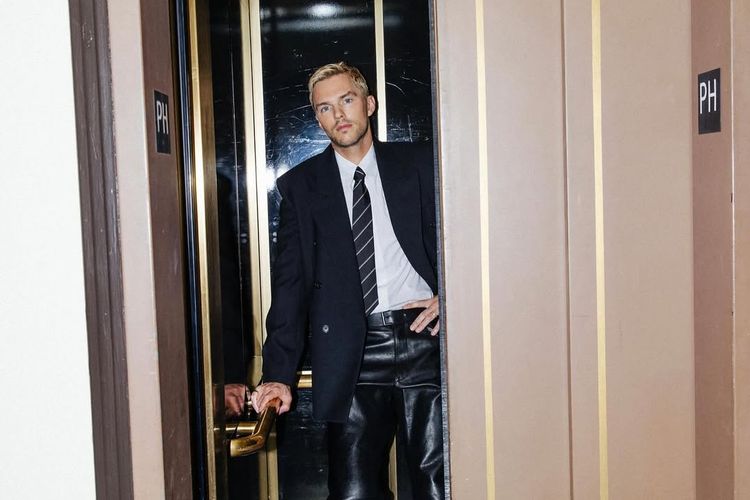 Intip Gaya Edgy Nicholas Hoult Saat Hadiri Premiere Film Superman