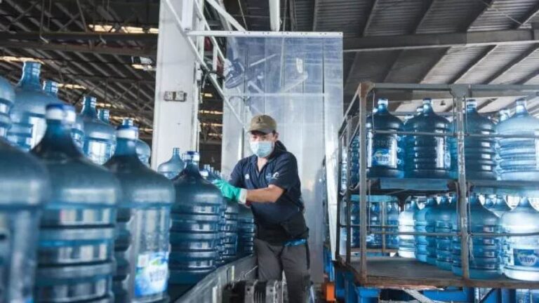 Di Balik Panja AMDK: Krisis Penyediaan Air Minum dan Isu Lingkungan yang Terabaikan