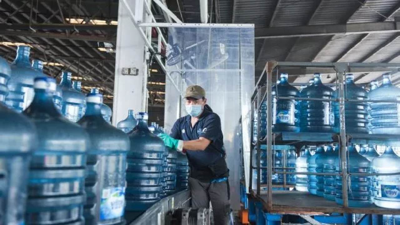 Di Balik Panja AMDK: Krisis Penyediaan Air Minum dan Isu Lingkungan yang Terabaikan