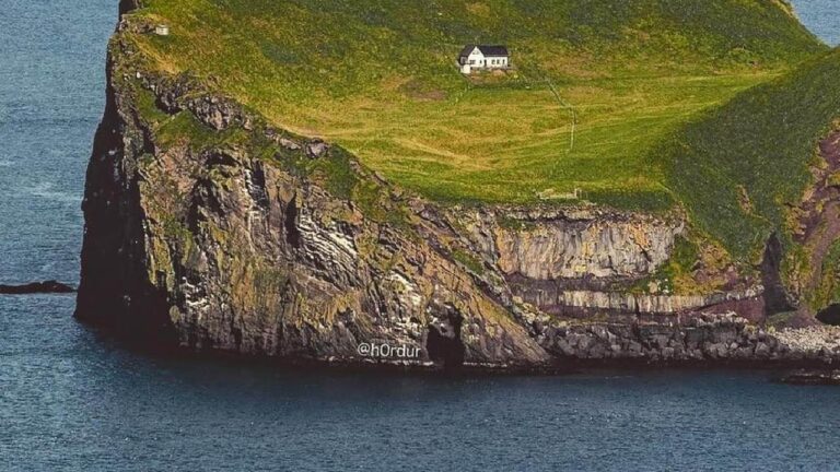 Cerita Rumah Paling Kesepian di Dunia, Berdiri Sendiri di Pulau Batu