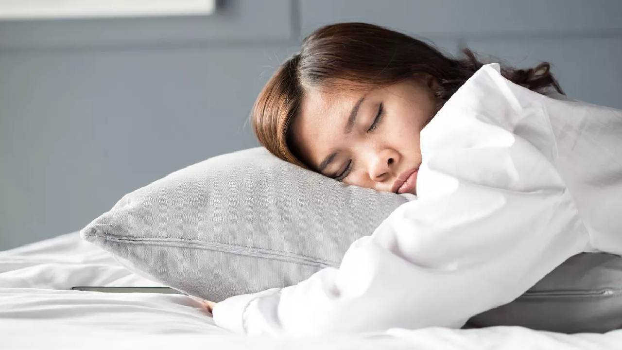 Jarang Tidur Malam karena Lembur? Strategi Sehat Menebus Kurang Tidur di Siang Hari