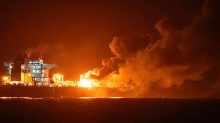 Kapal Tanker Tenggelam Ditembak di Selat Hormuz, Ketegangan Energi Dunia Kian Membara