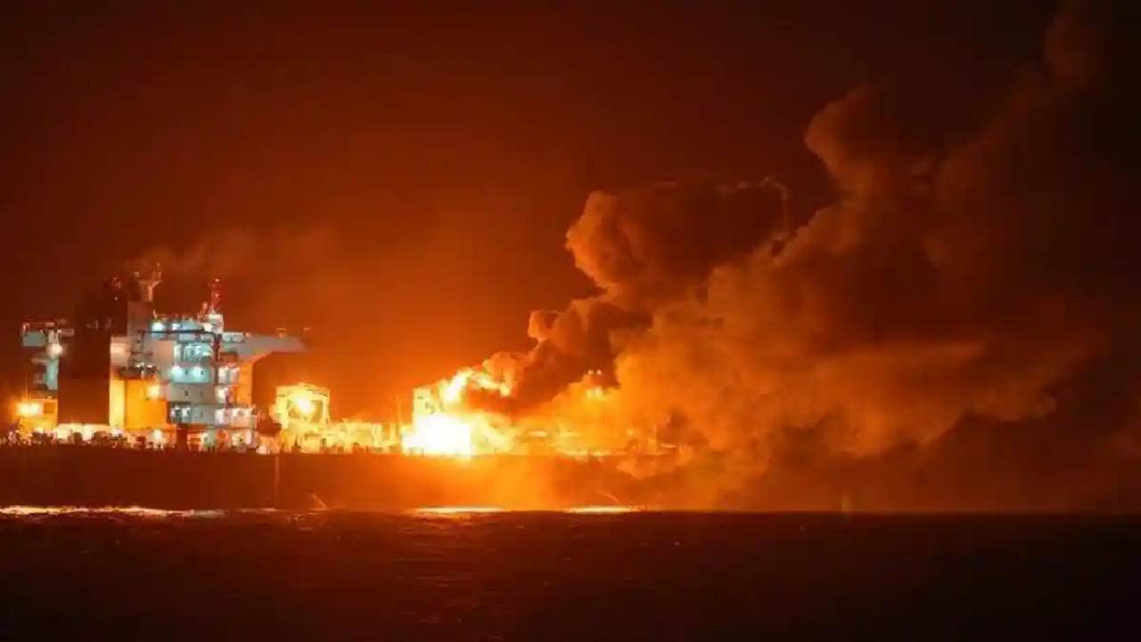 Kapal Tanker Tenggelam Ditembak di Selat Hormuz, Ketegangan Energi Dunia Kian Membara