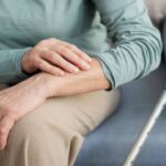 Parkinson Bukan Gangguan Jiwa, Ini Penjelasan Medis yang Sering Disalahpahami