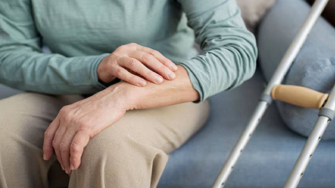 Parkinson Bukan Gangguan Jiwa, Ini Penjelasan Medis yang Sering Disalahpahami