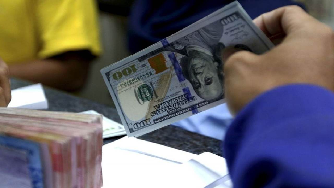 Rupiah Ditutup Melemah ke Rp 17.035 per Dollar AS, Tekanan Global Kian Terasa